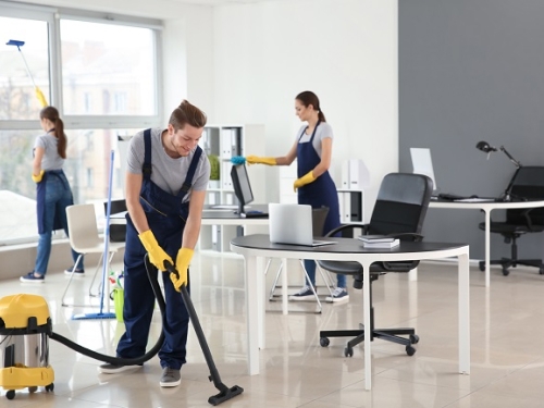 <p>Ofisler ve bürolar, yoğun bir şekilde kullanılan ve sık sık temizlenmesi gereken mekanlardır. Uzman Temizlik, müşterilerine ofis ve büro temizliği hizmetleri sunarak, temiz, düzenli ve hijyenik bir çalışma ortamı sağlar.</p><p>Uzman Temizlik'in ofis ve büro temizliği hizmetleri, müşterilerin ihtiyaçlarına göre farklılık göstermektedir. Şirket, ofislerin ve büroların büyüklüğüne, kullanılan mobilyalara ve ekipmanlara, kir seviyesine ve diğer faktörlere göre uygun bir temizleme planı yapar. Ofis ve büro temizliği hizmetleri, toz alma, cam temizliği, zemin temizliği, yüzey temizliği ve diğer temizlik işlemlerini içerir.</p><p>Uzman Temizlik'in ofis ve büro temizliği hizmetleri, deneyimli bir ekip tarafından gerçekleştirilir. Ekip, ofis ve büro temizliği konusunda uzmanlaşmıştır ve müşterilerin ihtiyaçlarına göre esnek bir hizmet sunar. Şirket, çevre dostu ve insan sağlığına zarar vermeyen temizlik ürünleri kullanarak, ofislerin ve büroların hijyenik ve sağlıklı bir çalışma ortamı sağlamasını garanti eder.</p><p>Uzman Temizlik'in ofis ve büro temizliği hizmetleri, müşterilerine birçok avantaj sağlar. Temizlenmiş ofisler ve bürolar, daha profesyonel bir görünüm sergiler ve müşterilerin işletmeniz hakkında daha olumlu bir izlenim edinmesine yardımcı olur. Ayrıca, hijyenik ve temiz bir çalışma ortamı, çalışanların sağlığı ve refahı için de önemlidir.</p><p>Sonuç olarak, Uzman Temizlik, ofis ve büro temizliği hizmetleri ile müşterilerine temiz, düzenli ve hijyenik bir çalışma ortamı sunar. Deneyimli ve uzman ekibi, müşterilerin ihtiyaçlarına göre esnek bir hizmet sunar ve çevre dostu temizlik ürünleri kullanarak, müşterilerinin sağlığını ve refahını ön planda tutar.</p>